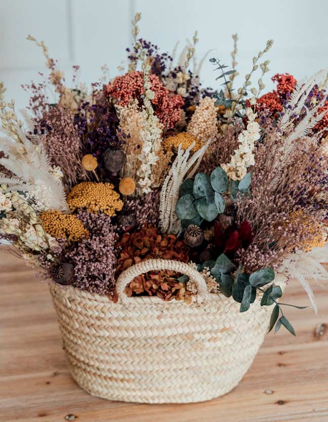 como-decorar-una-cesta-de-mimbre-con-flores-secas